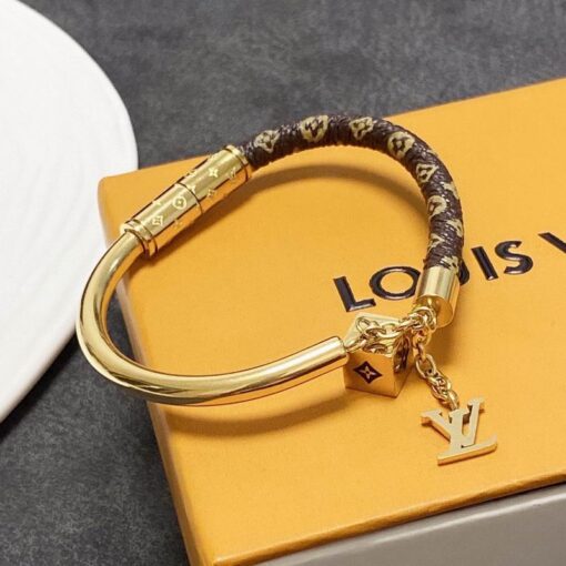 LV bracelet 02cly16601 1017222