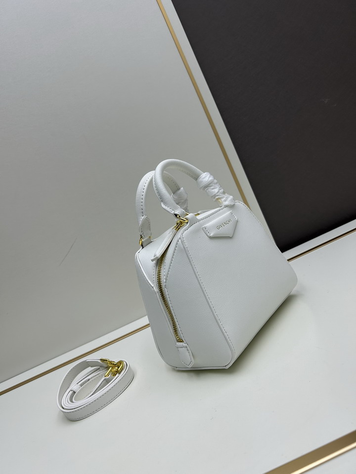 Givenchy Antigona 17x14x11cm ss22 1979499 Givenchy Antigona 17x14x11cm ss22 1979499