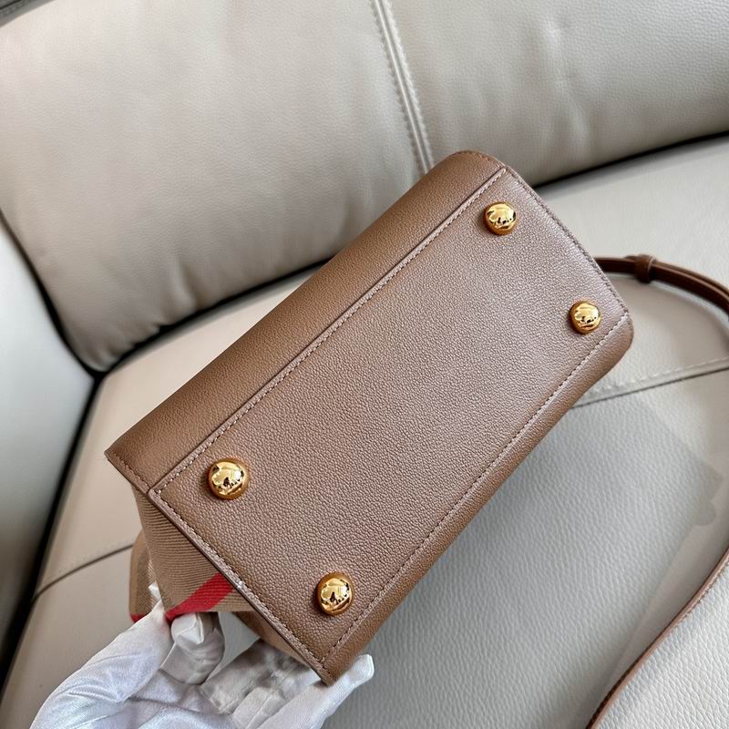 Burberry 21x20x13cm HQ (9) 1990263 Burberry 21x20x13cm HQ (9) 1990263