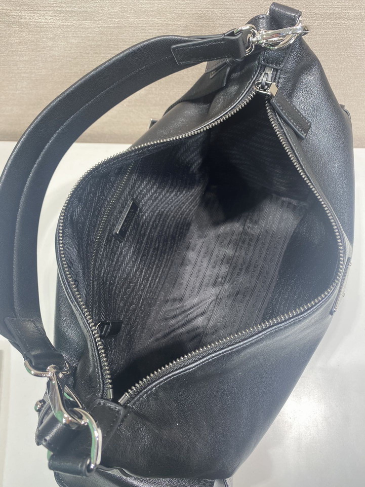 Prada Explore 2VH204 43x29 5x15cm AP18 2013962 Prada Explore 2VH204 43x29 5x15cm AP18 2013962